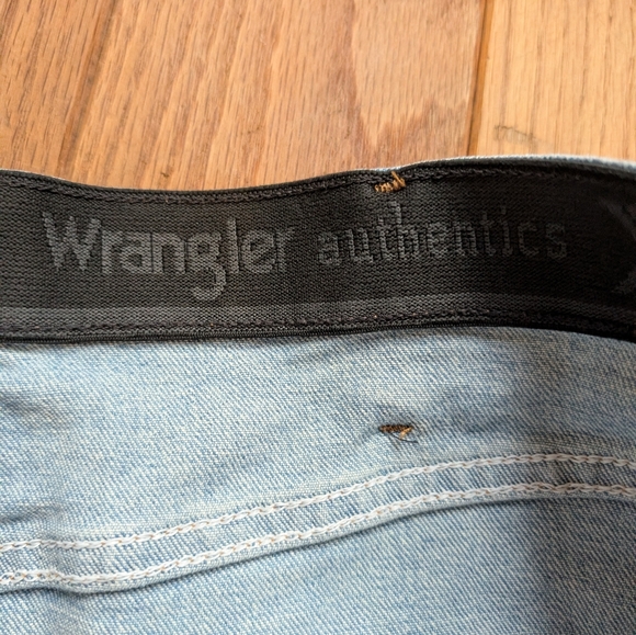 Men's Wrangler Medium Wash Straight Leg Denim Jeans Size 38x36 - Picture 2 of 4